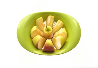 Taze elma eşit paylaşımlara bölünmüş, beyaz arkaplanda izole edilmiş.