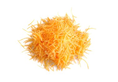 Beyaz arka planda salata için hazırlanmış rendelenmiş havuçlar.