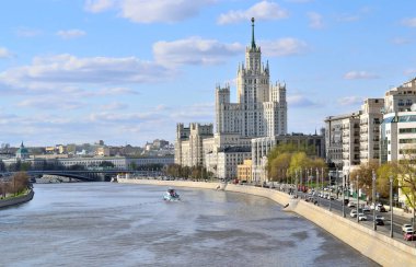 Kotelnicheskaya seti üzerinde bir apartman, gökdelen. 