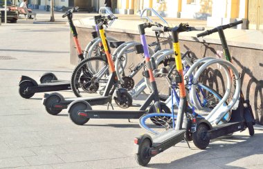 Moskova 'daki Teatralnaya Meydanı' nda elektrikli scooterlar için park yeri