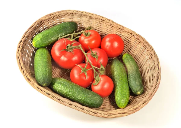 Tomates Pepinos Estão Uma Cesta Vime Isolada Branco — Fotografia de Stock