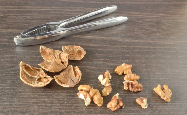 Walnut Shells Kernels Lie Next Nutcracker Dark Woo — Stock Photo, Image