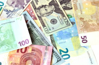 Farklı ülkelerin kağıt paraları dağınık.