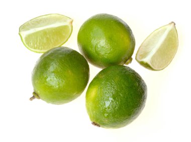 Üç limon ve bir dilim dilimlenmiş beyaz arka plan. 