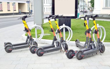 Moskova 'daki Otoshenka Caddesi' nde elektrikli scooterlar için park yeri