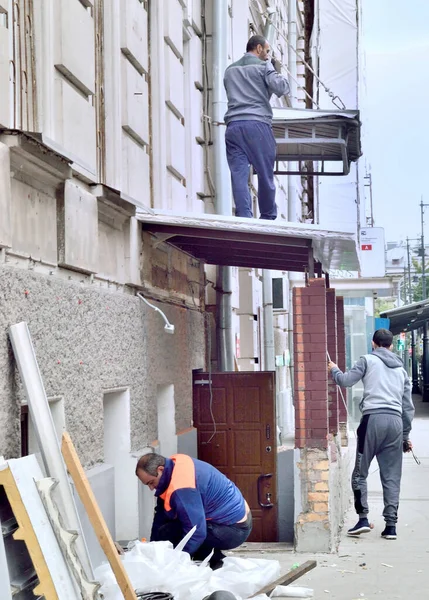Los Trabajadores Están Reparando Fachada Casa — Foto de Stock