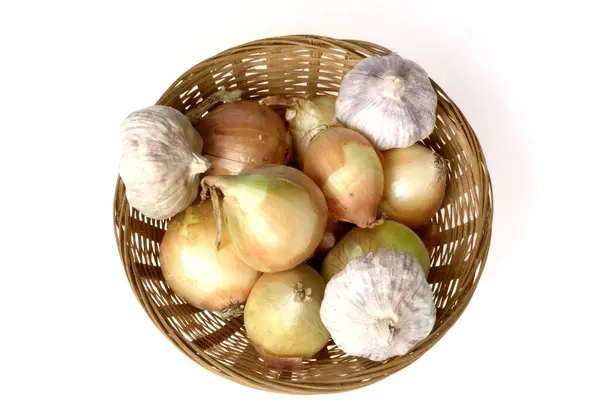 Bulb Onions Garlic Lie Wicker Basket Isolated Whit — Foto de Stock