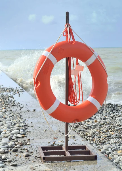 Σωσίβιο Στην Ακτή Μια Βραχώδη Παραλία — Φωτογραφία Αρχείου