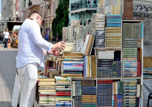 Young Man Examines Books Book Counter City Street — Stock Photo, Image