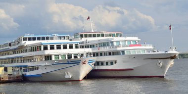 İki yolcu gemisi rıhtıma yanaştı.