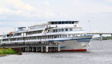 Gemi iskeleye yanaştı.