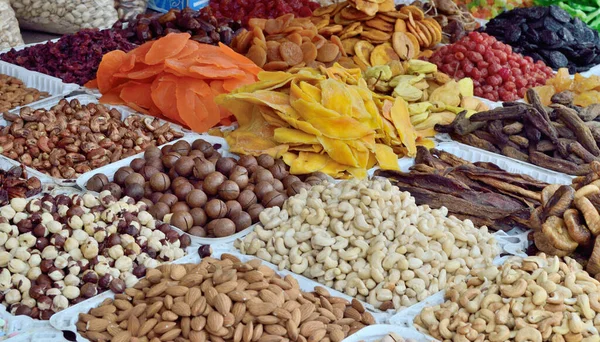 çeşitli fındıklar ve kuru ürünler konteynırlara dolduruluyor. 