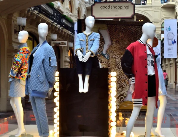 Demonstração de roupas no shope — Fotografia de Stock