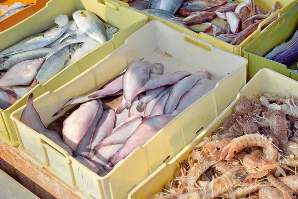 Vender pescado en un mercado de pescado —  Fotos de Stock
