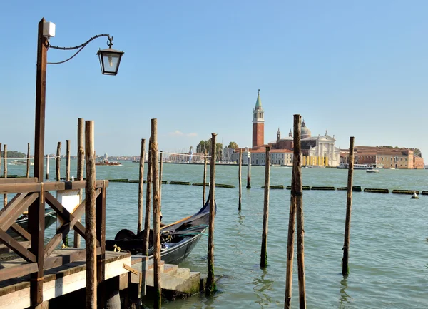 Fortøjning for gondolen i Venedig - Stock-foto