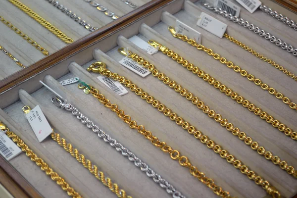 Cadenas de oro tienen diferentes tipos y formas — Foto de Stock
