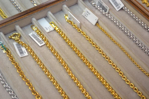 Gold chains have different kinds and forms — Stock Photo, Image