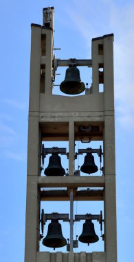 Mavi gökyüzü arka plan üzerinde çan kulesi