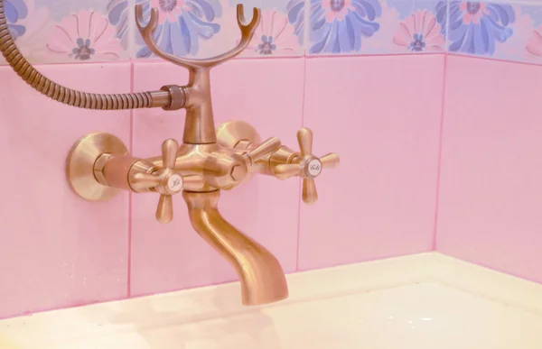 Grifo de la bañera bajo bronce —  Fotos de Stock
