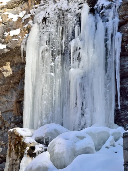 Cascada congelada en invierno — Foto de Stock