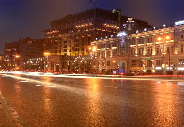 Дорога на Тверской улице в Москве ночью Стоковое Изображение