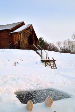 banyo ve bir buz delik bir soğuk kış gününde