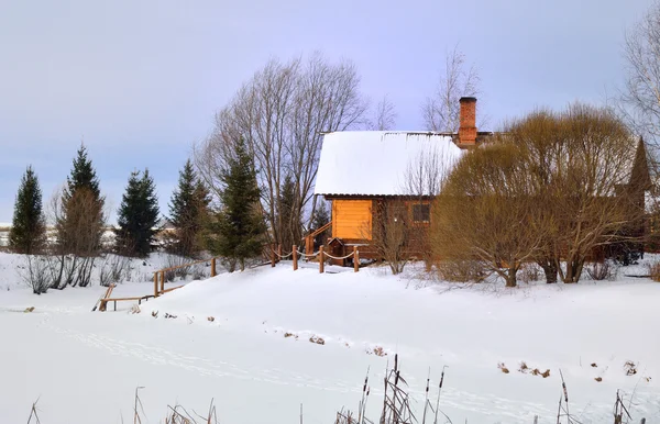 Hus i utkanten av byn — Stockfoto