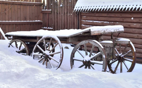 Kärra för hästen står på gården — Stockfoto