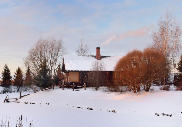 Byn gatan under den kalla vinter solnedgången — Stockfoto