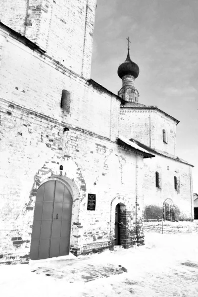 Temple de l'église Cosmas et Damian noir et blanc dans la Russie Suzdal — Photo