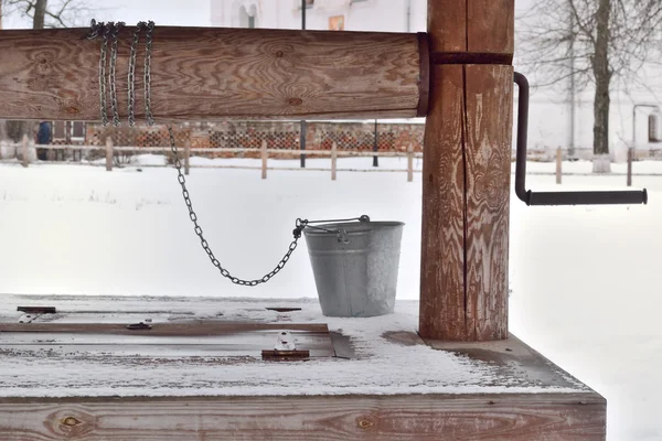 В русской деревне зимой колодец — стоковое фото