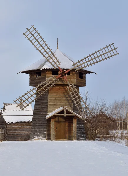 Ett vindkraftverk i ryska byn — Stockfoto