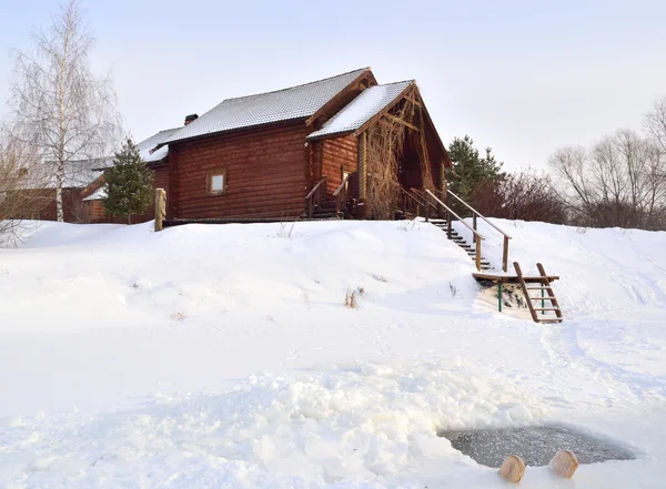 Bagno e un buco di ghiaccio in una gelida giornata invernale — Foto Stock