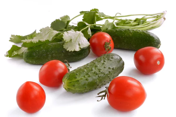 Concombres, tomates et légumes verts — Photo