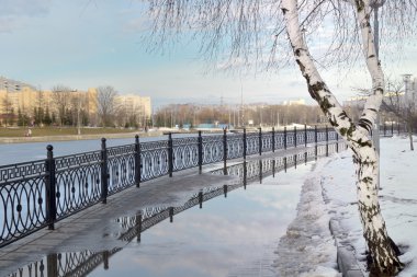 City quay İlkbahar geç Rus manzara sırasında 