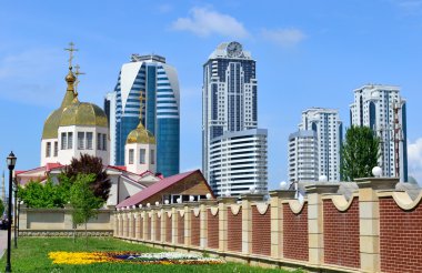 Ortodoks Kilisesi ve Grozny city yüksek binalar