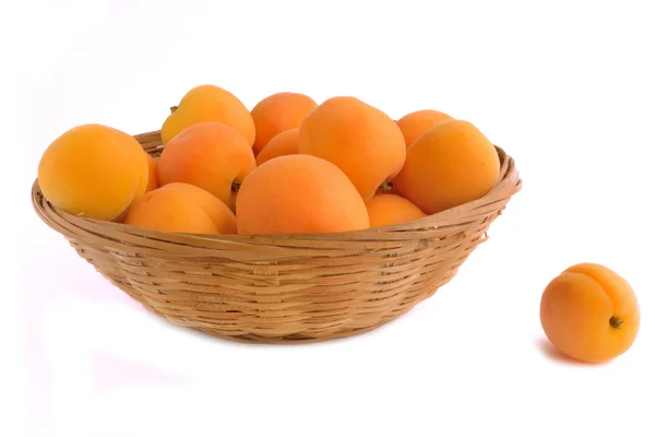 Frische Aprikosen in einem Weidenkorb — Stockfoto