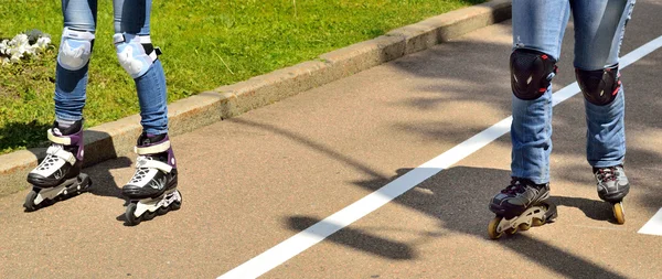 Patinagem em um dia ensolarado — Fotografia de Stock