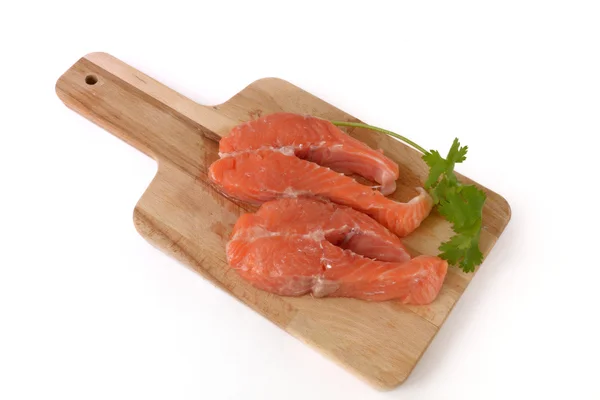 Filetes de salmón están en la tabla de cortar —  Fotos de Stock