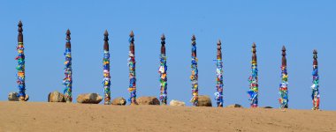 renkli kurdeleler ile şamanik ayağı bağlı 