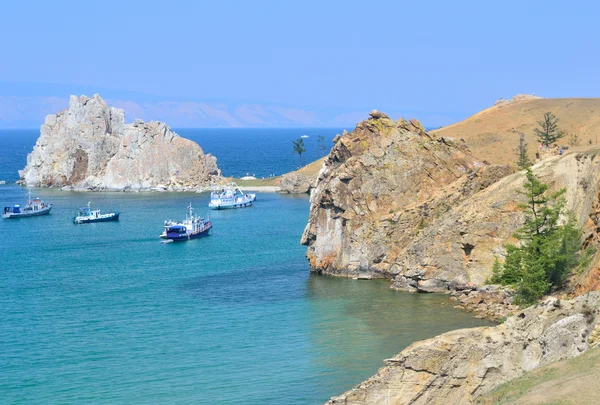 Deniz Baykal kayalık sahil ile manzara — Stok fotoğraf