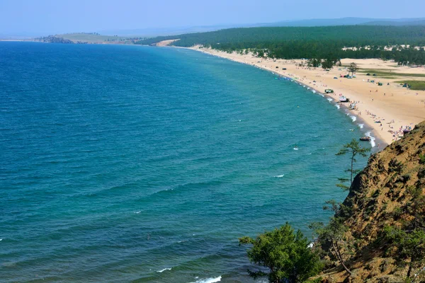 Yukarıdan kumlu plaj manzarası