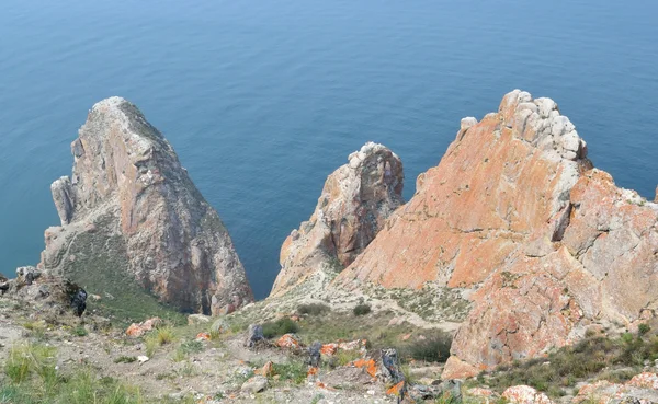 Rotsachtige kust van het Baikalmeer — Stockfoto