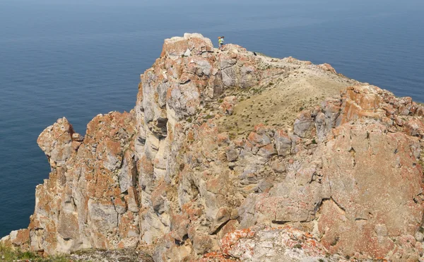 Rotsachtige kust van het Baikalmeer — Stockfoto