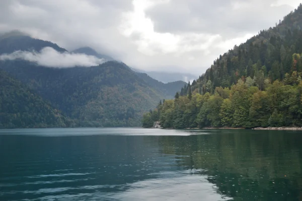 Lake Riza in cloudy weather in Abkhazia — Stock Photo, Image