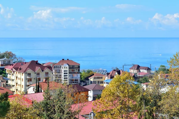 Kasaba parlak bir sonbahar gününde deniz tarafından — Stok fotoğraf