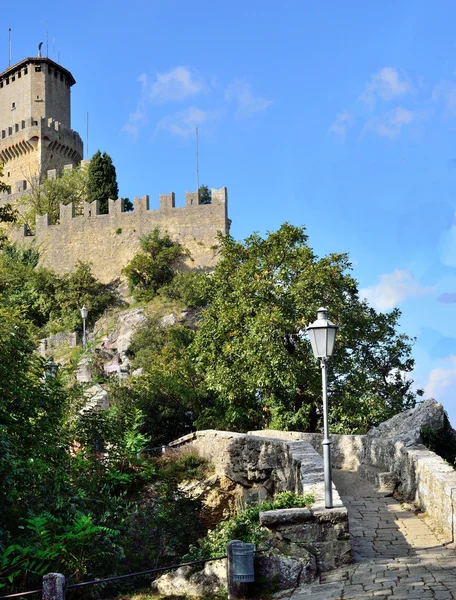 Der weg führt zum turm guaita — Stockfoto