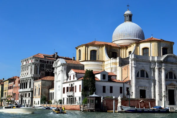 Gondoler på vand gade i Venedig - Stock-foto