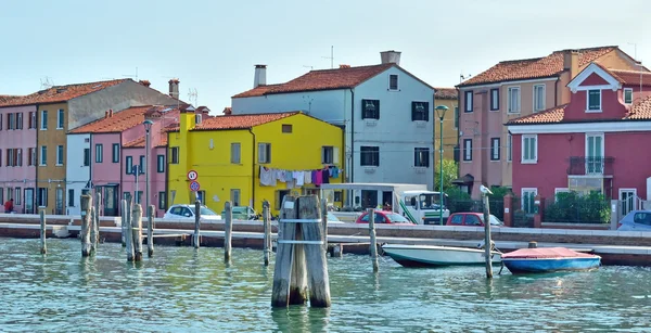 Kanał i kolorowych budynków na wyspie burano, Wenecja — Zdjęcie stockowe