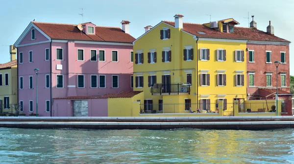 Kanal ve renkli binalar burano Adası, Venedik — Stok fotoğraf